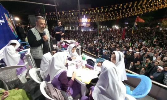  رونمایی از شعر  شهدای دانش اموز میناب توسط دکتر فردوس حاجیان معلم برگزیده یونسکو پایگاه خبری عکس و مکث عکاس مازیار مقدم شهروند خبر نگار